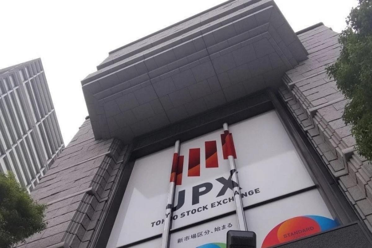 Japan's Nikkei Ends Lower on Caution Ahead of Trump Tariff Deadline