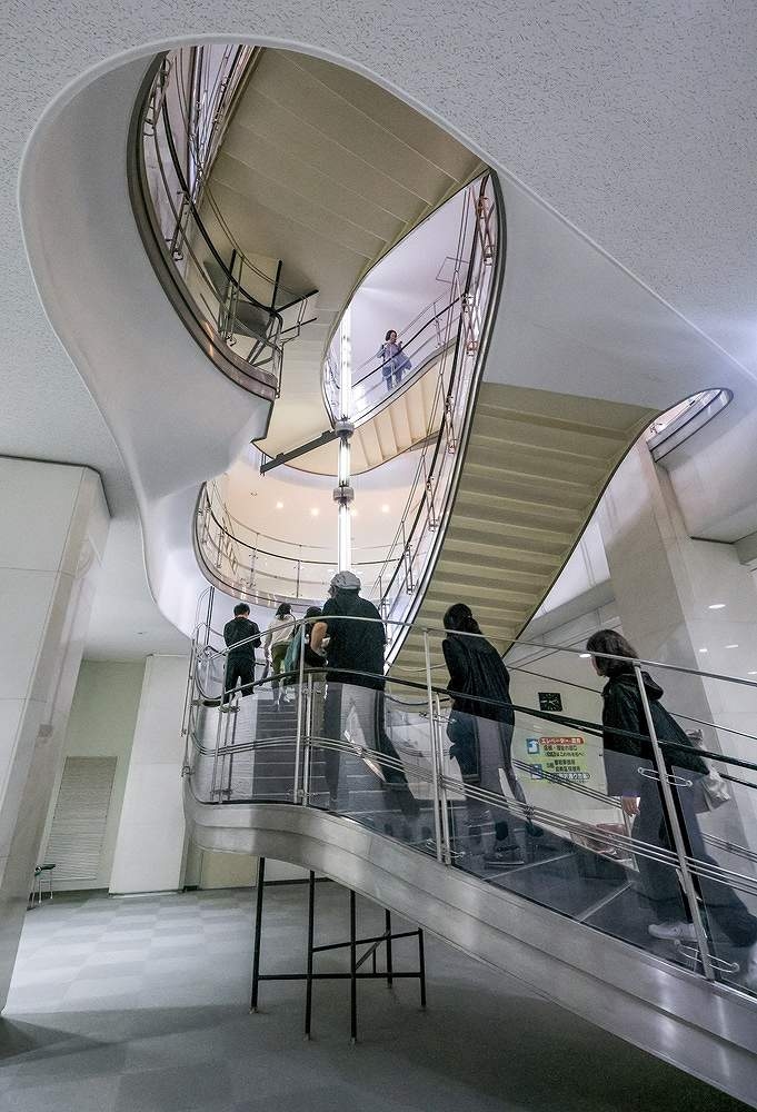 Tokyo's Meguro Ward Office Tour Illuminates Architect Murano's Masterpiece; Complex Features Japanese-style Rooms, Ponds