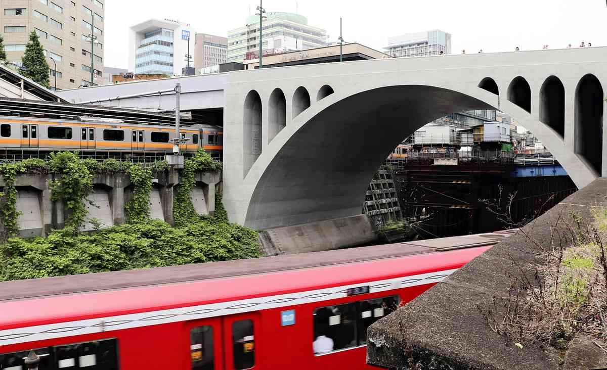 Tokyo Bridge Connects 2 Cathedrals Across Kanda River; Hijiribashi Bridge Attracts Fans of Suzume for Picture Opportunities