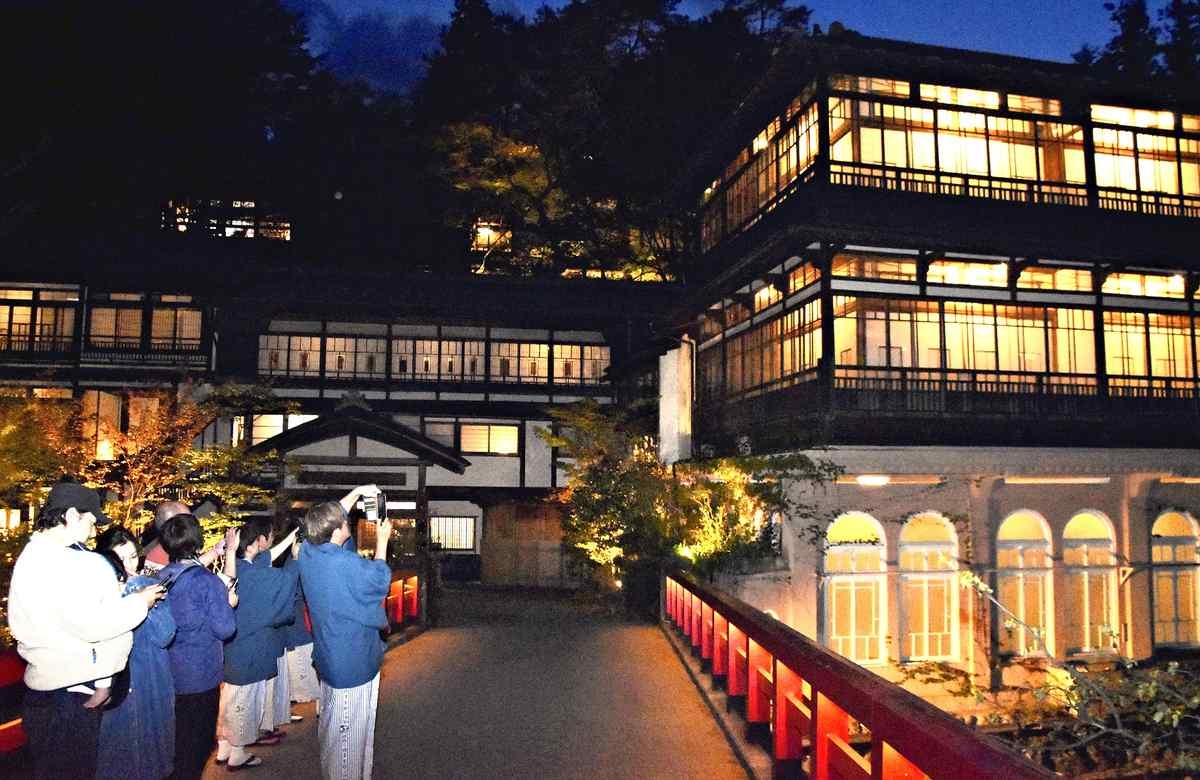 300-Year-Old Hot Spring Inn Conjures Spirit of Anime; Traditional Onsen Culture Endures in Mountains of Gunma Pref.