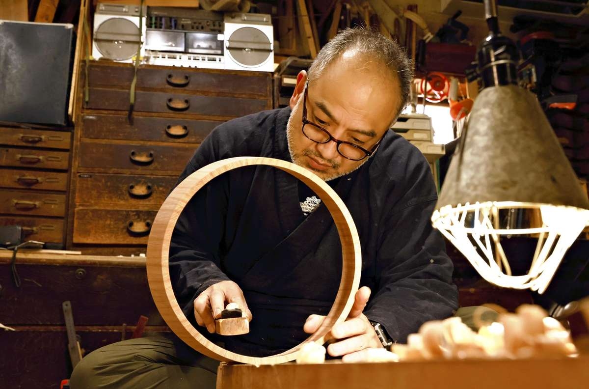 Heirs to Kyoto Talent: Wooden Tub Craftsman Ensures Graceful, Flawless Curves; Charms Shared with Next Generation