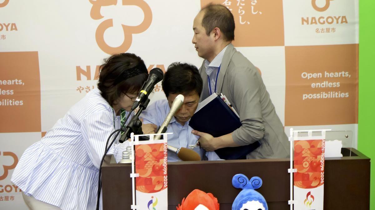 Nagoya City Mayor Ichiro Hirosawa Collapses During Press Conference Amid Flurry of Questions About Teachers' Crimes of Taking Indecent Photos