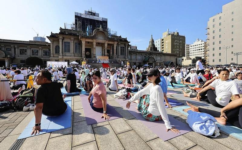 2,000 People Strike Poses to Mark International Day of Yoga at Tokyo Temple; Celebrating Solstice Under Harsh Sunlight