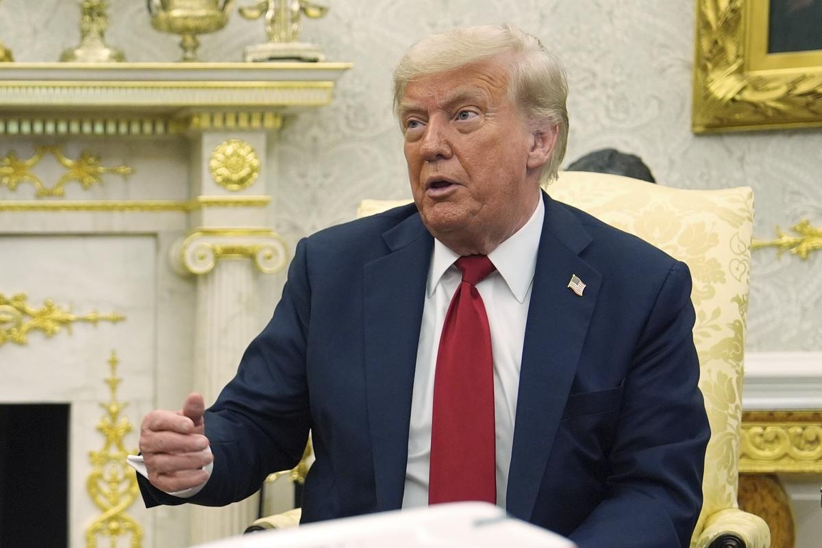 Trump Threatens Russia with Tariffs and Boosts US Weapons for Ukraine