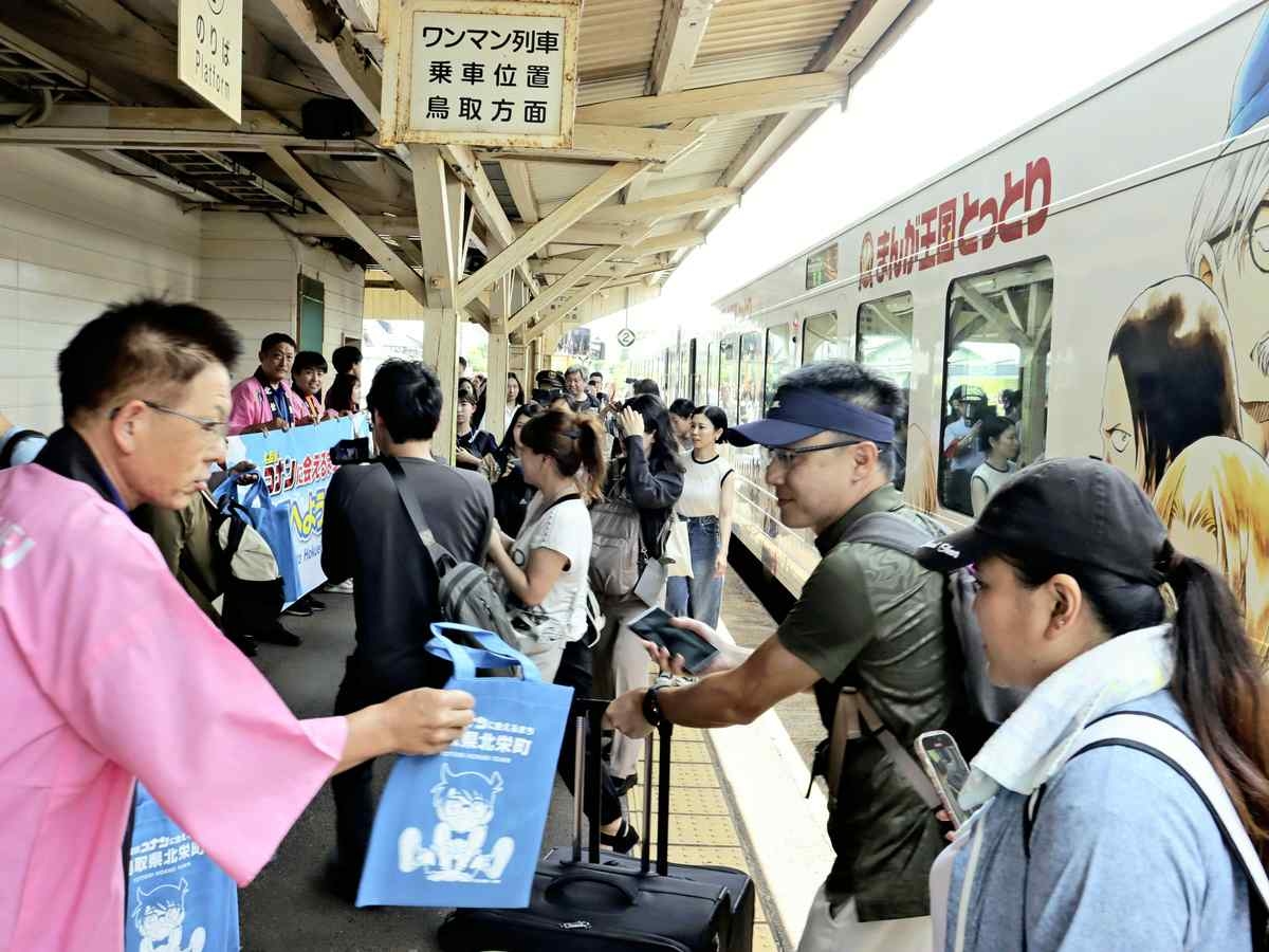 Tottori: Detective Conan Mystery-solving Tour Starts in Prefcture; Participants Can Ride the Rails While Solving the Case