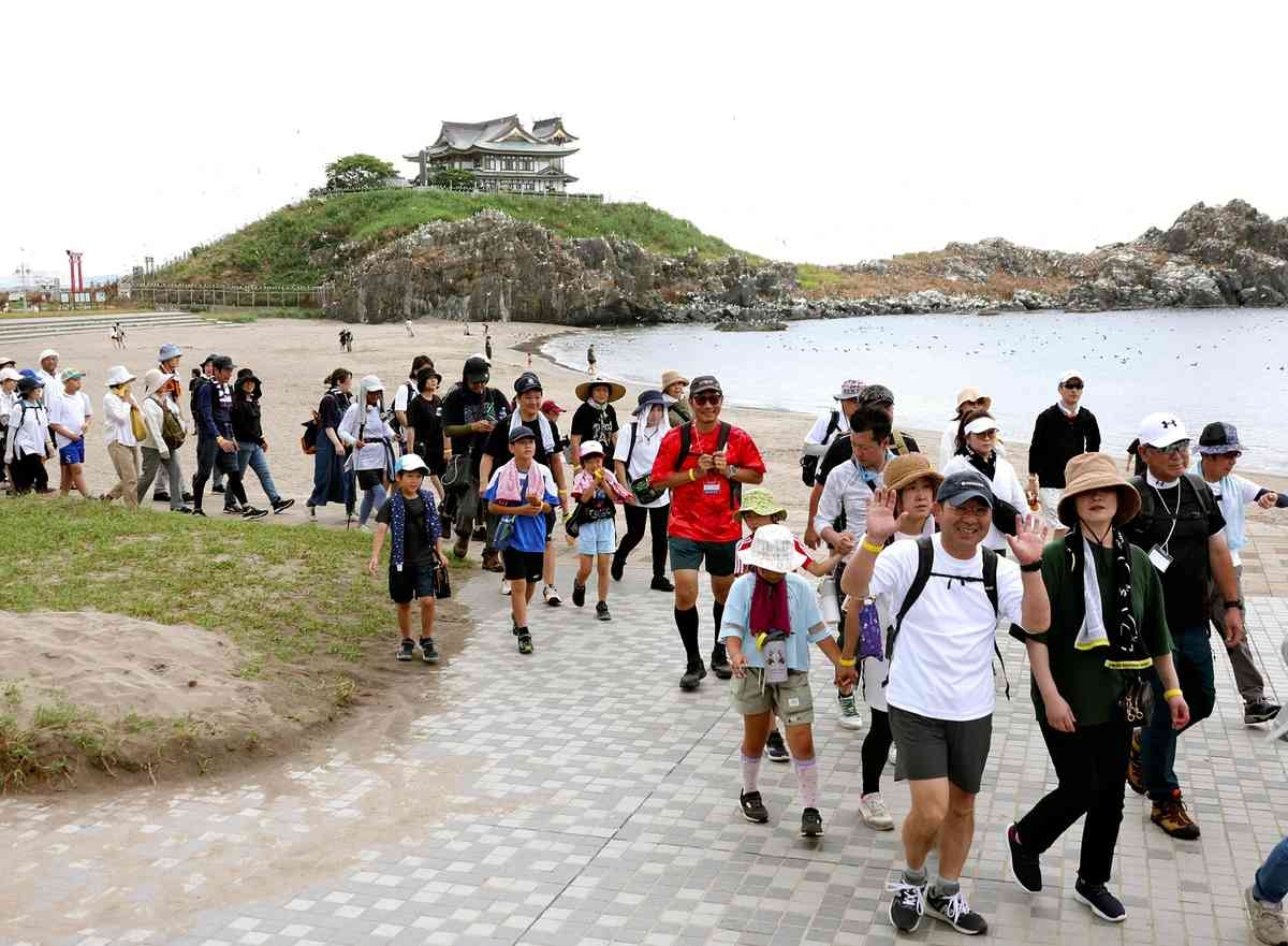 Nature Walk in Japan's Tohoku Region Draws Nearly 600; Michinoku Coastal Trail Links 4 Prefectures on Pacific Coast