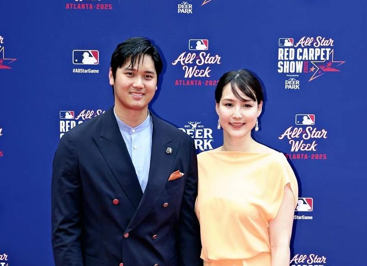 Ohtani, Wife Walk Red Carpet before All-Star Game; Greeted by Cheering Fans