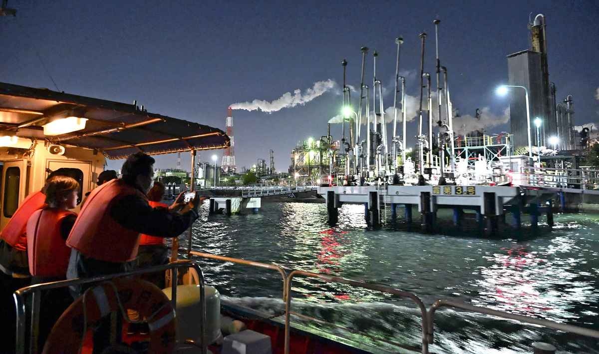 Night Cruise by Yokkaichi's Industrial Area Finds Beauty Amid Ugly History of Pollution