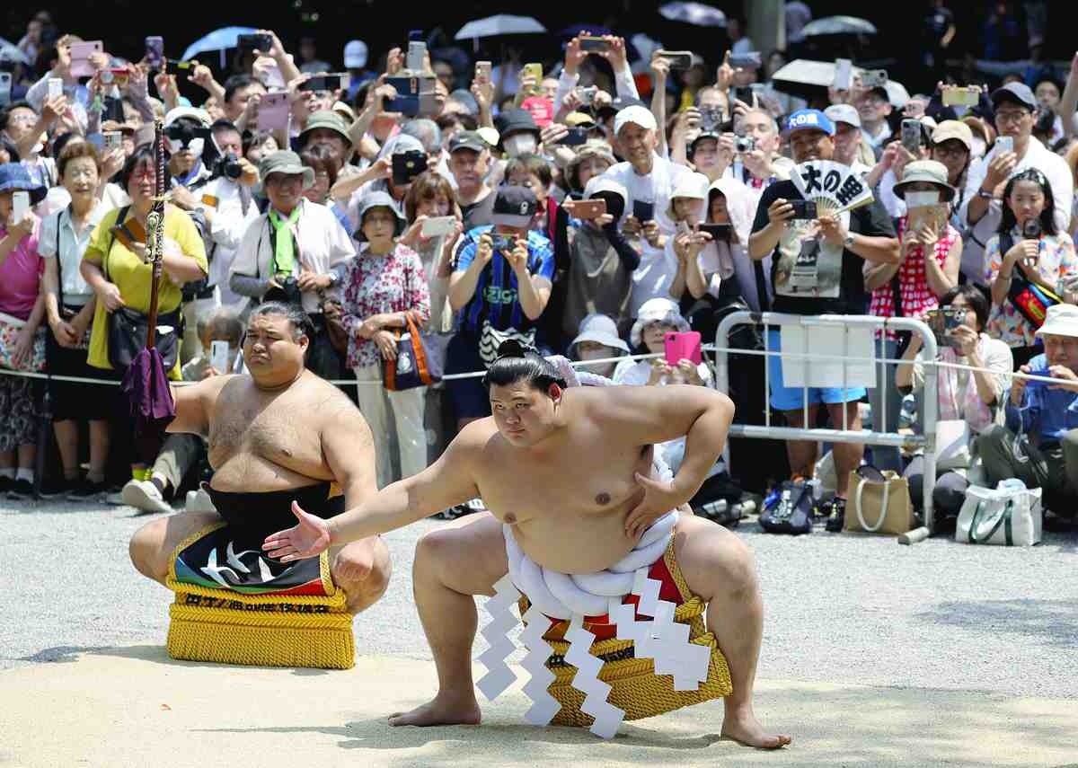 New Yokozuna Onosato Debuts Alongside Hoshoryu in Pre-Tournament Ceremony in Nagoya to Crowd of 5,000