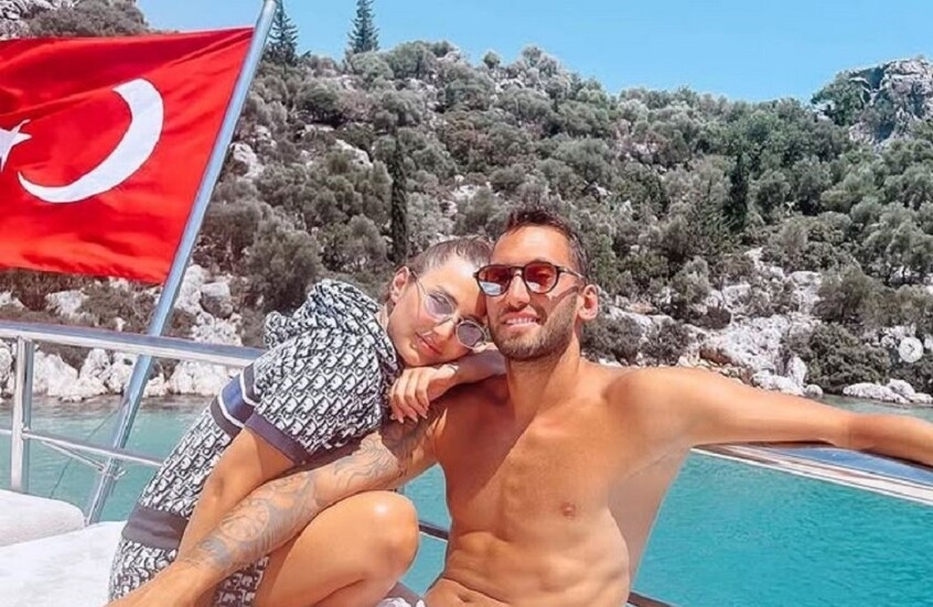 زوجة التركي تجالهان أوغلو تشعل معركته مع زميله في إنتر ميلان (صورة)