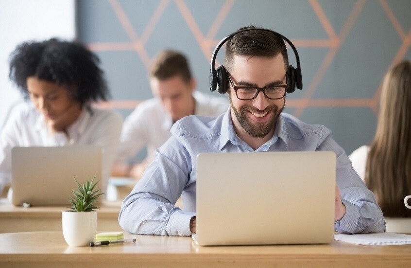 أنواع من الموسيقى تعزز إنتاجية العمل