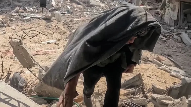 ارتداها السنوار.. لماذا يرتدي المقاومون "عباءة" في ميدان القتال؟ #عاجل