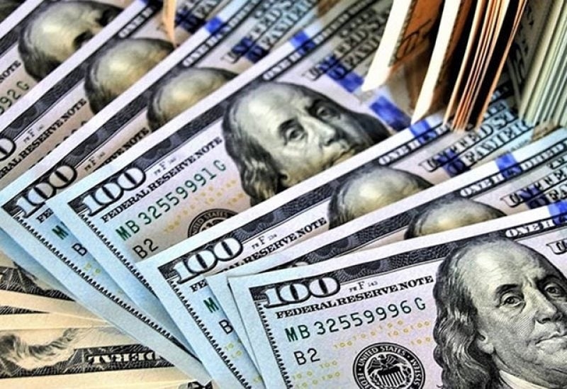 الدولار يرتفع والعملة الكندية تهبط