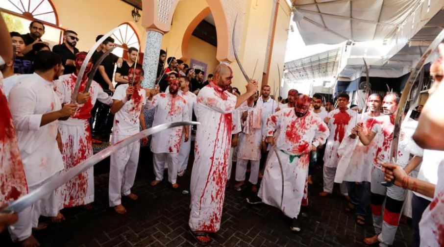 ماذا يفعل الشيعة في يوم عاشوراء؟ حزنٌ مقدّس وطقوس مثيرة للجدل