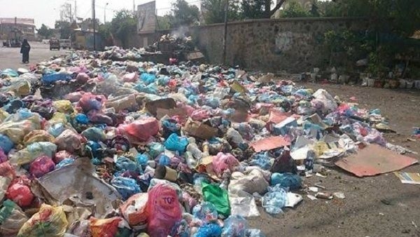 تحذيرات من مخاطر صحية لتراكم النفايات في تعز
