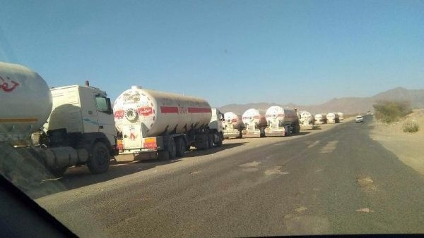 اليمن.. سائقو شاحنات الغاز يعلقون حركتهم في المحافظات الجنوبية احتجاجًا على ابتزاز نقاط أمنية
