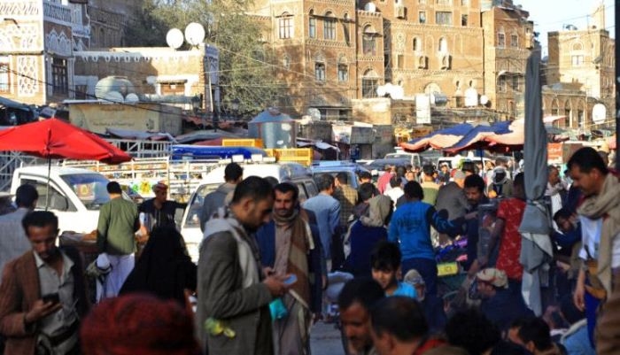 الحوثيون يشنّون حملة قمعية ضد الباعة المتجولين في صنعاء وسط مصادرة واسعة لممتلكاتهم وغياب أي بدائل