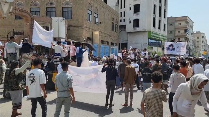 وقفة احتجاجية بتعز تطالب بحلول جذرية لأزمة المياه وتحرير المحافظة