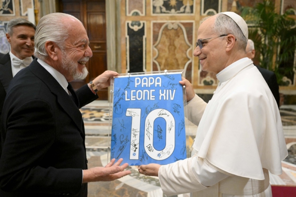 Pope meets Italian Serie A champs Napoli