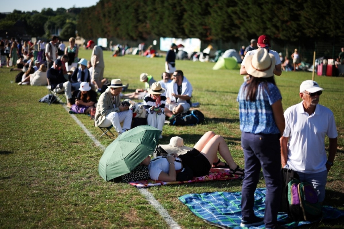 Tennis fans sizzle as heatwave hits Wimbledon