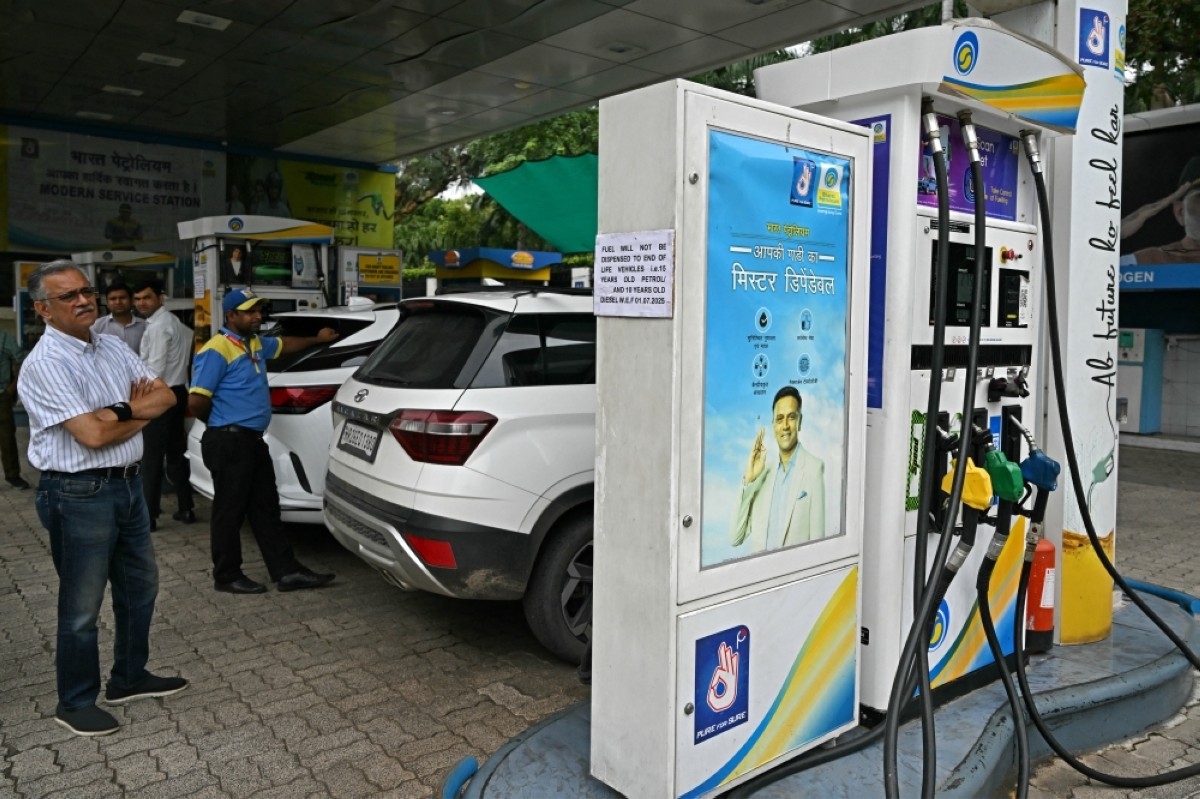 Indian capital bans fuel for old cars in anti-pollution bid
