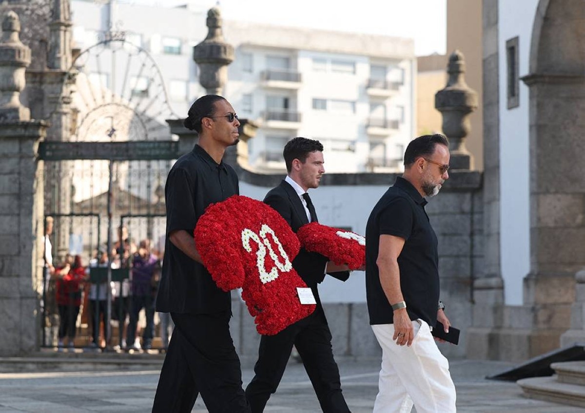Dozens pay tribute to Liverpool star Diogo Jota in Portugal