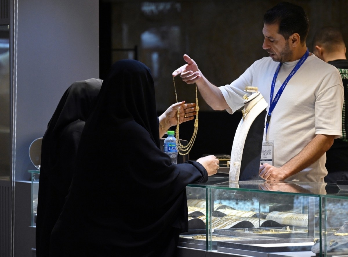 Gold prices surge amid economic, political tensions