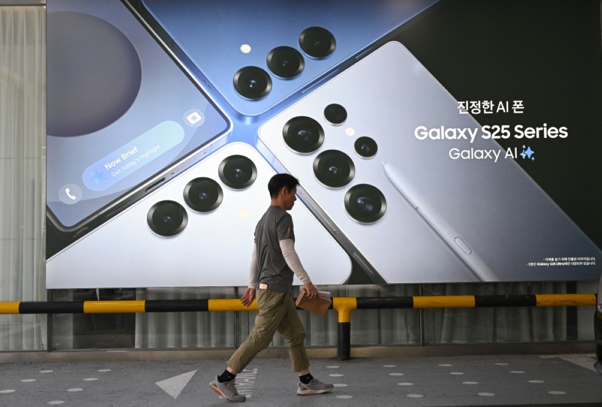 Samsung expects steep drop in profits on US chip woes