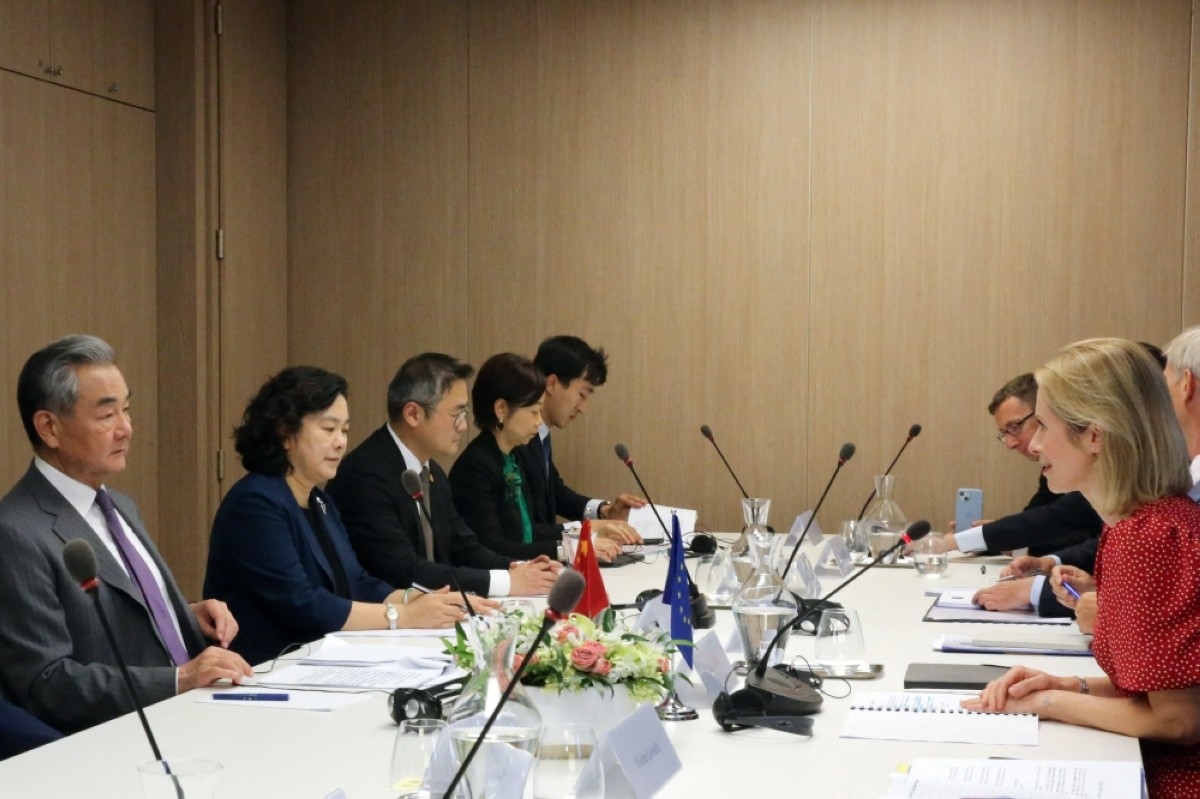 EU to seek trade ‘rebalancing' at Beijing summit