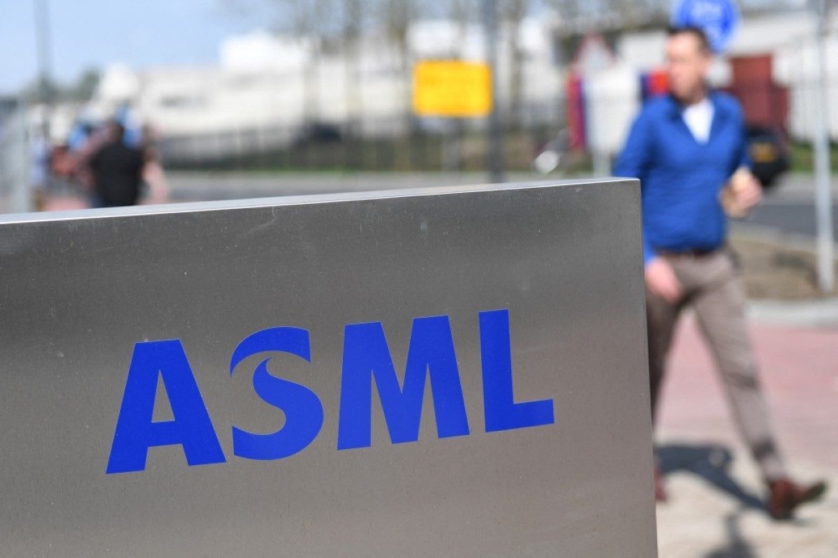 Dutch giant ASML sees profits rise but warns on 2026