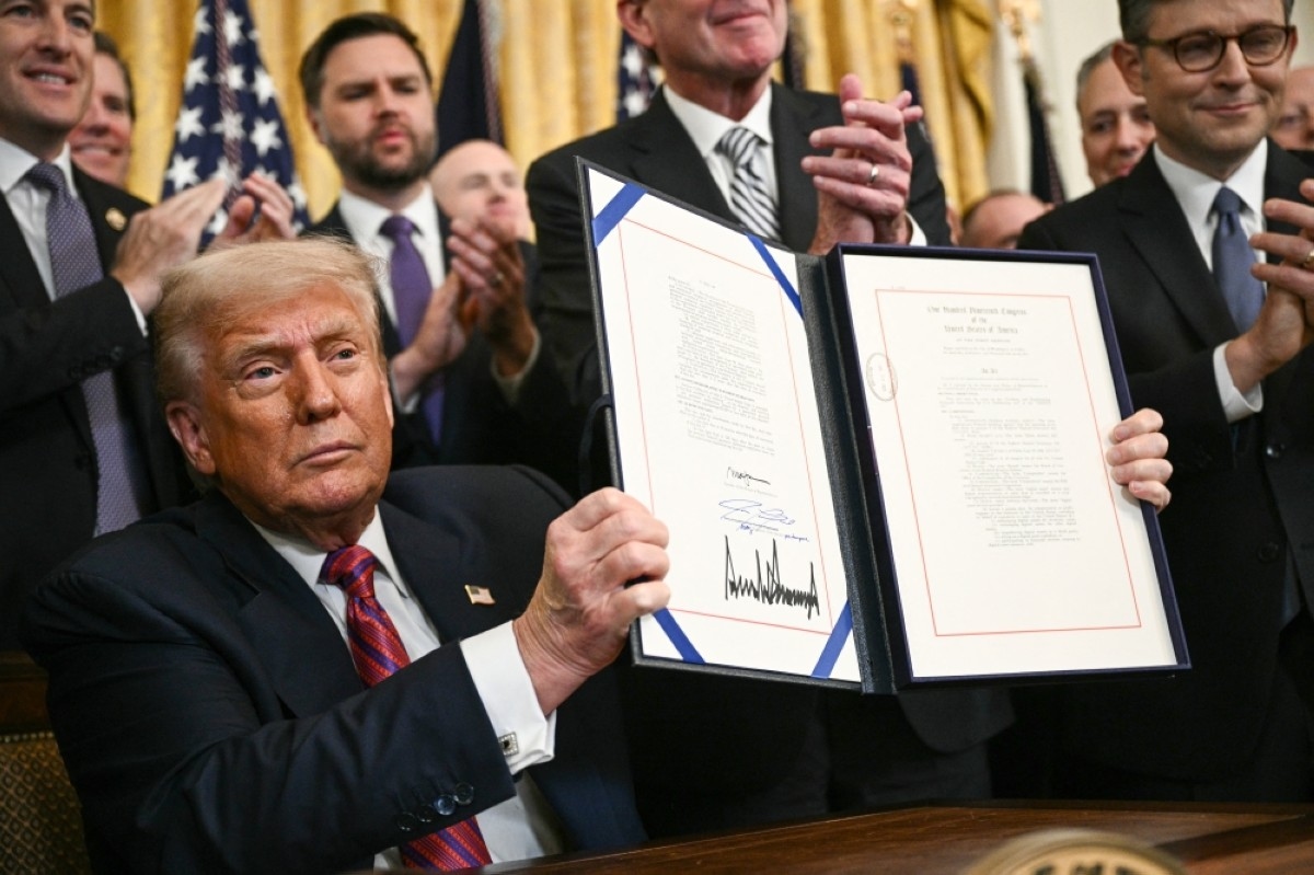 Trump signs stablecoin law
