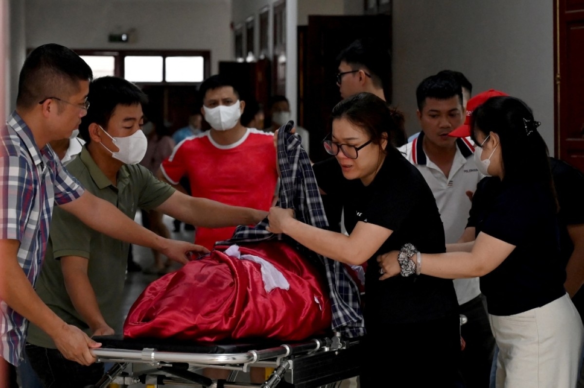 Tearful relatives await news from Vietnam wreck rescue