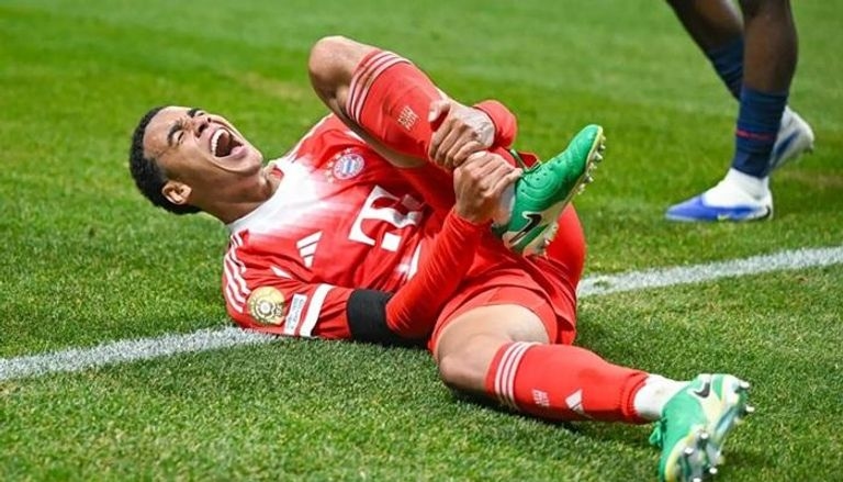 بايرن ميونخ يعلن إصابة لاعبه جمال موسيالا بكسر في الكاحل