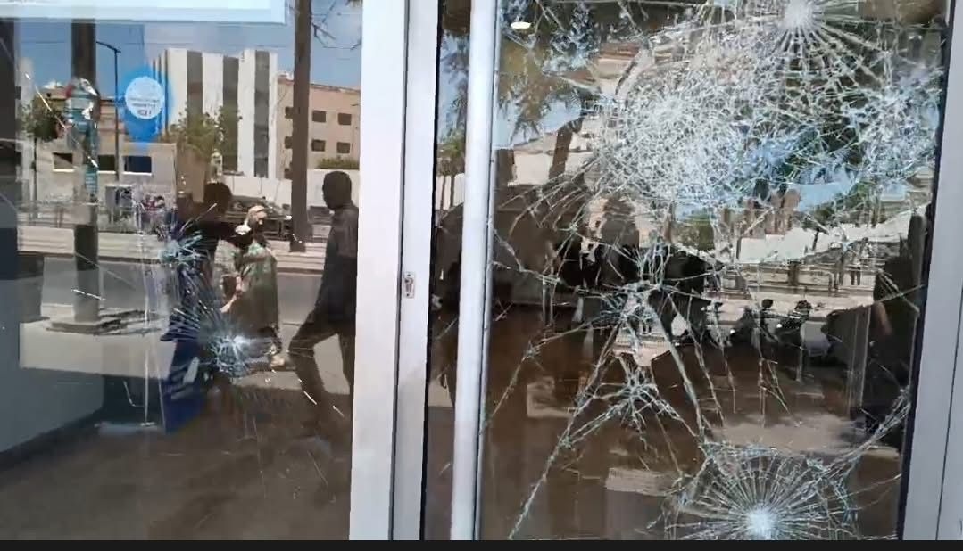 الدار البيضاء.. شخص هائج يهاجم وكالة بنكية بواسطة الحجارة