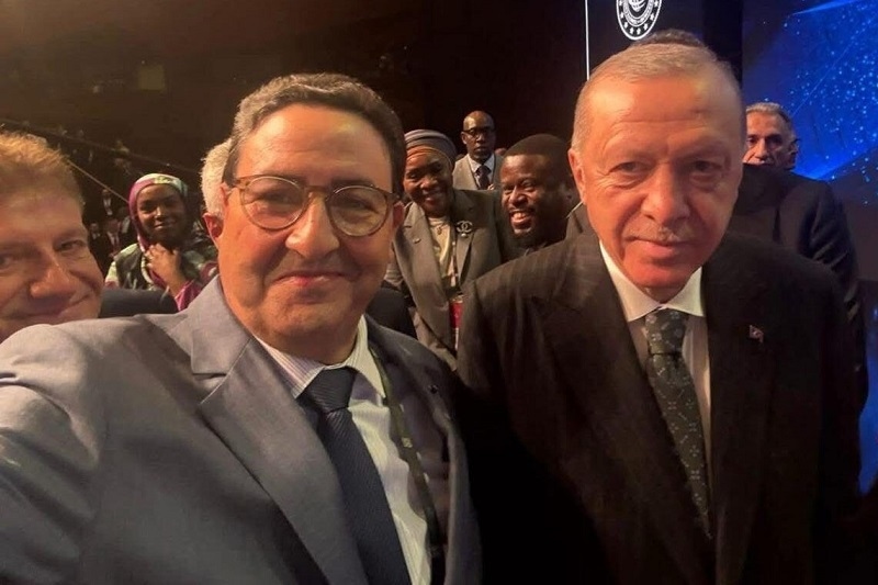 سيلفي الوزير قيوح مع أردوغان: صورة عفوية أم خلل في التقدير الدبلوماسي؟
