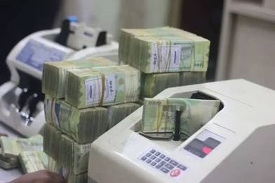اخبار اليمن : الريال ينهار بلا رحمة!.. كارثة اقتصادية تقترب والعملة اليمنية تلفظ أنفاسها الأخيرة