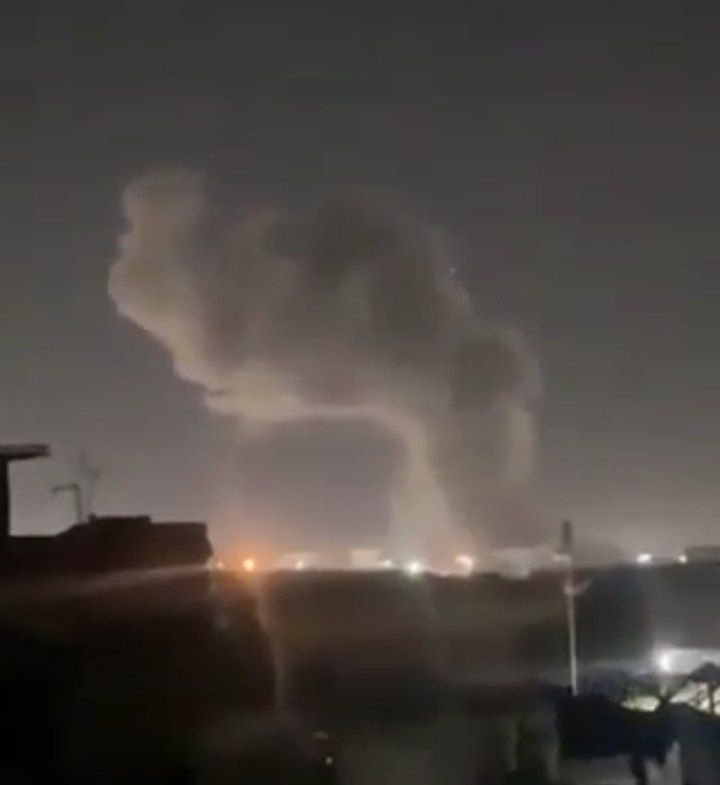 إسرائيل تقصف الحديدة بـ 20 صاروخا ثقيلا و56 قنبلة.. الحوثي يعرض البنى التحتية للضرب ويعلن الرد على هجوم أمس