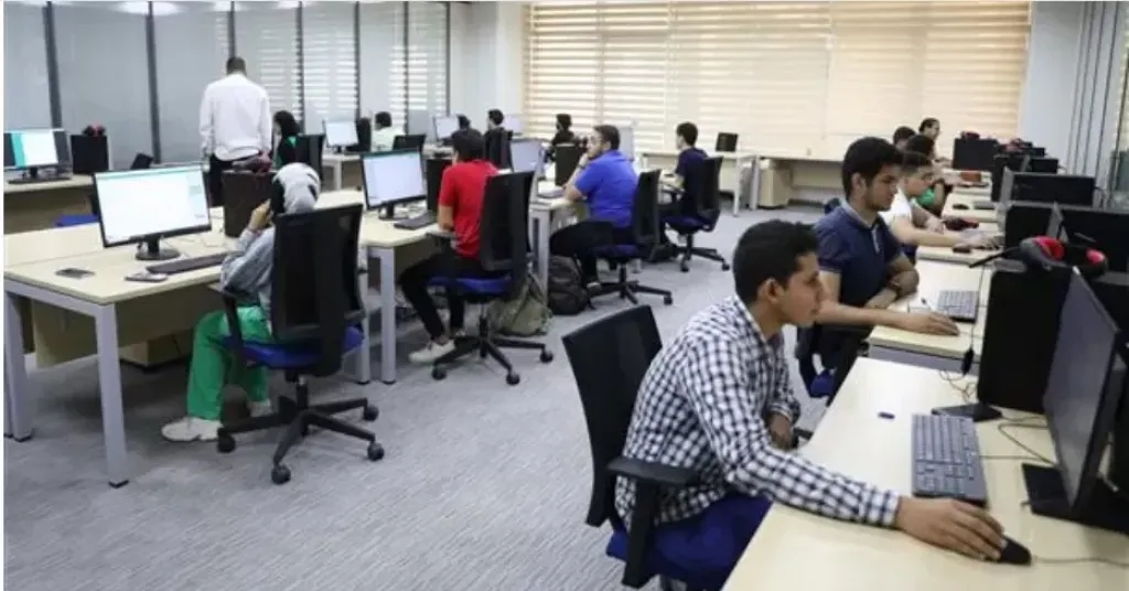 طلاب الثانوية العامة 2025 يؤدون اليوم امتحان مواد الأحياء والإحصاء والرياضيات التطبيقية