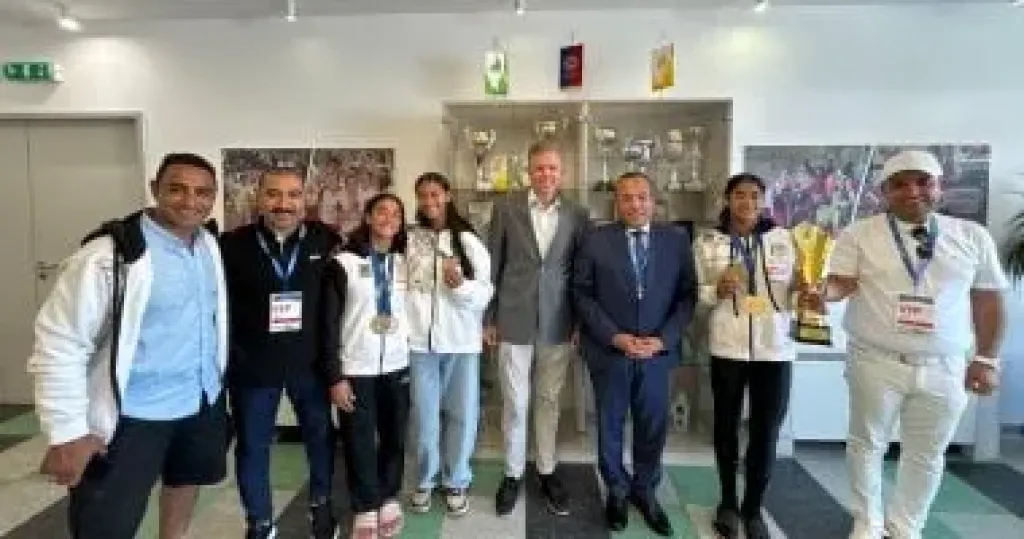 السفير المصرى بالمجر يزور بعثة الخماسى الحديث ويحتفل معهم بالإنجاز العالمى