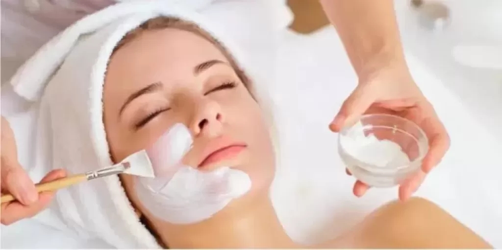 ما الذي يجب فعله بعد تنظيف البشرة في المنزل؟.. نصائح فعالة وماسكات مهدئة