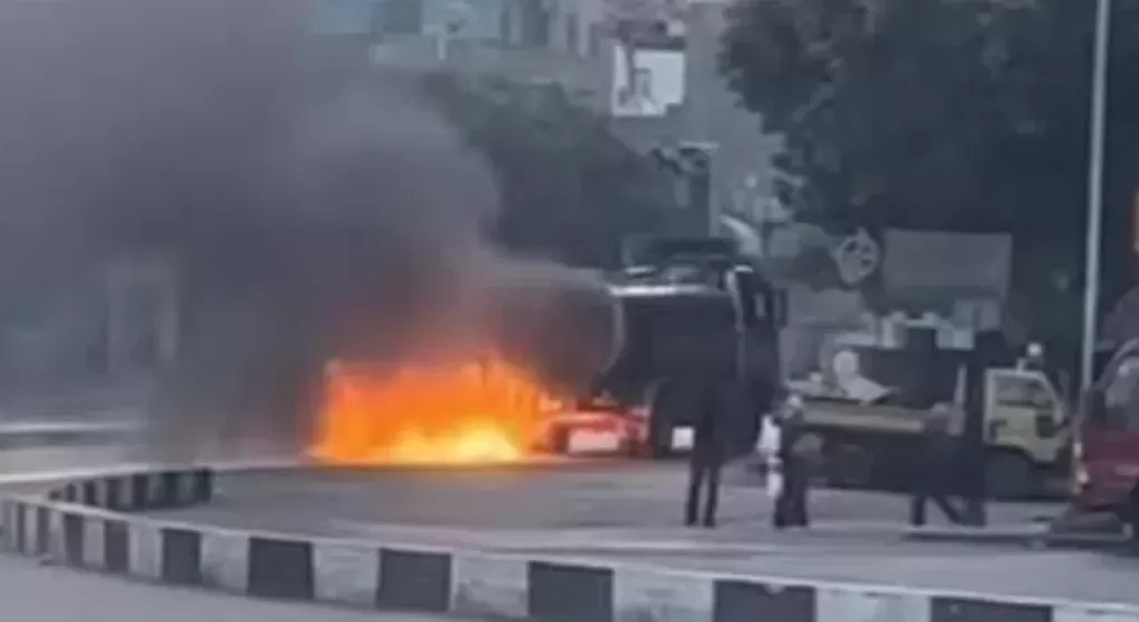 سائق السيارة المشتعلة بمصر القديمة: تتحرق عربيتي ومايتأذيش حد.. وأنقذت المنطقة من كارثة… خاص