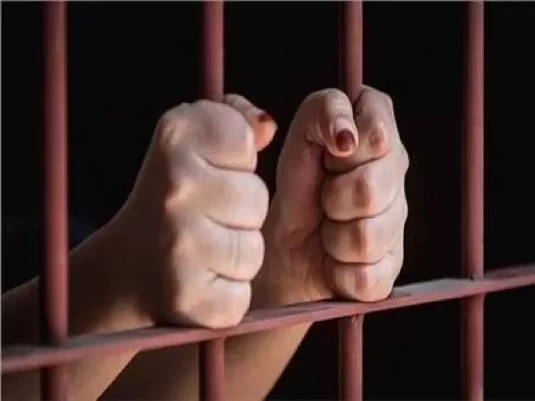 مخدرات وسلاح أبيض.. يقودا عاطل للسجن المشدد وغرامة في الجيزة