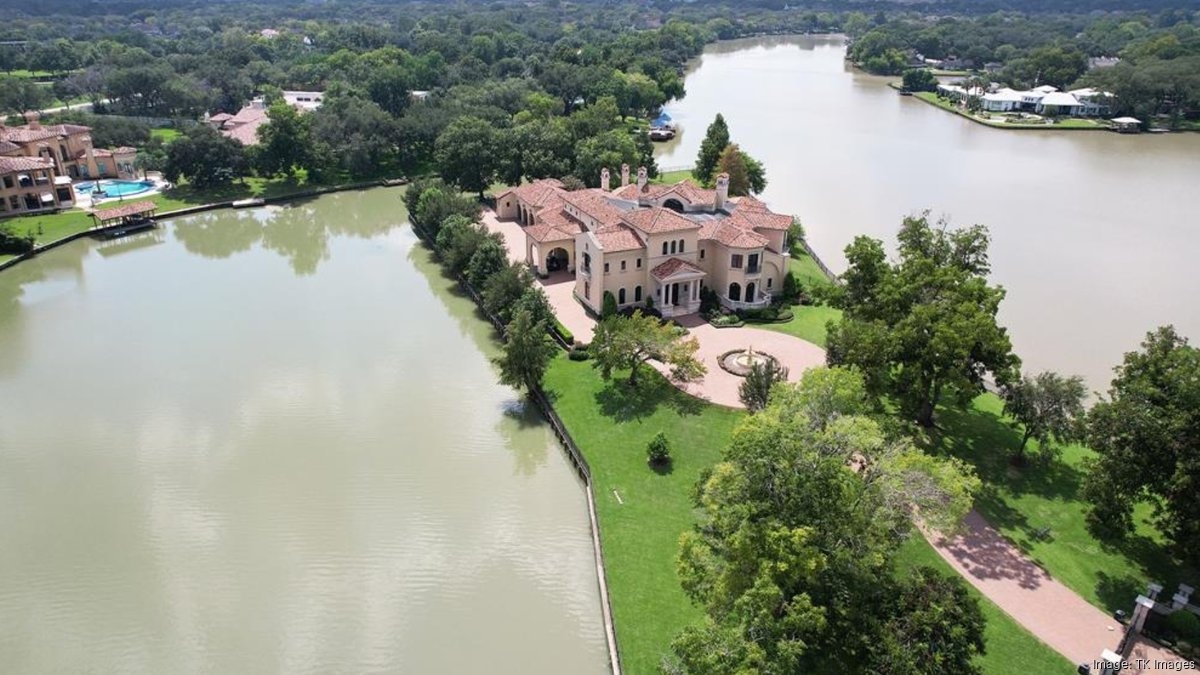 $7.4M mansion with waterfront views on 3 sides is Houston area's priciest sale of the week (PHOTOS)