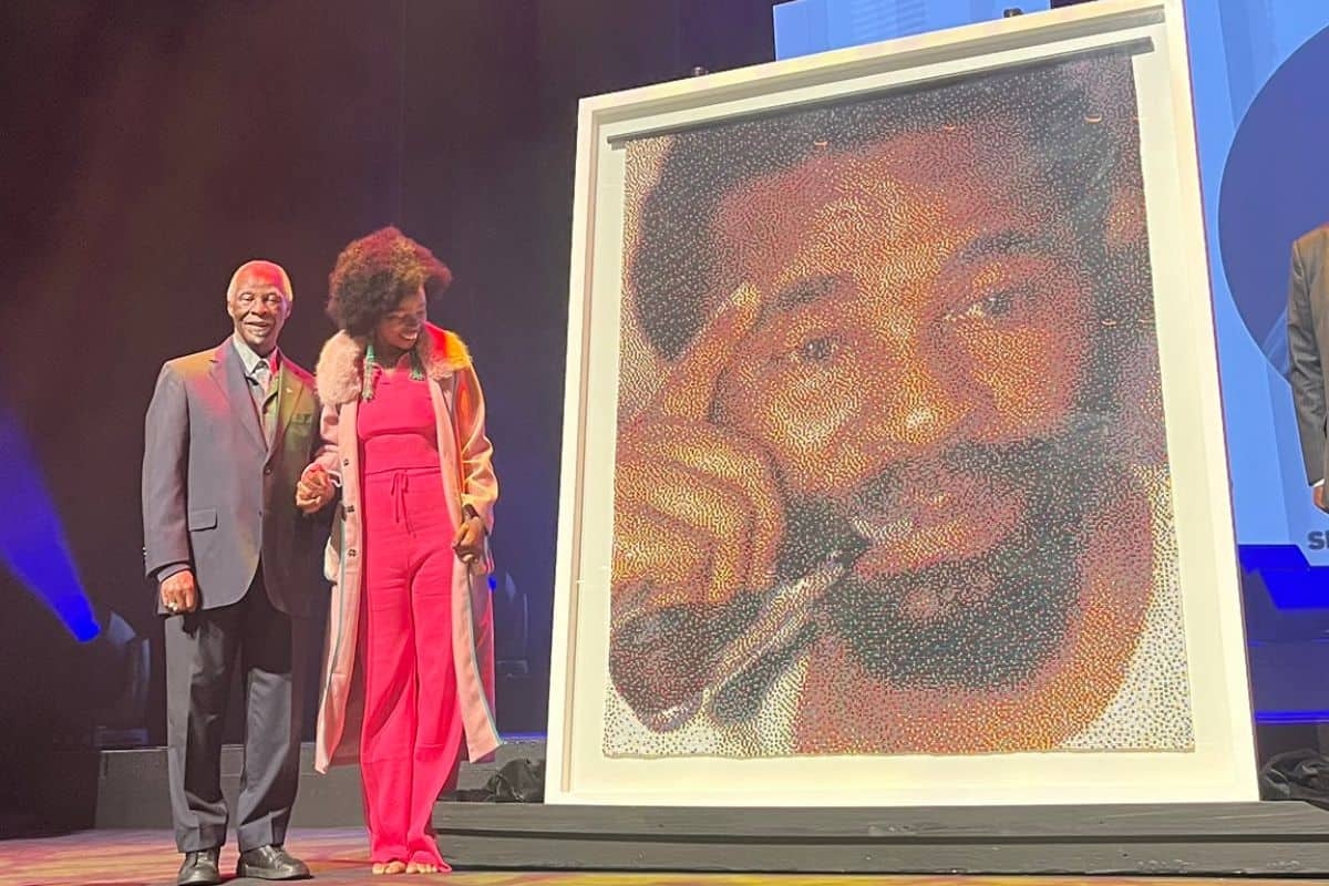 Beaded tribute: Artist gifts Thabo Mbeki a 77 558-bead portrait for his birthday
