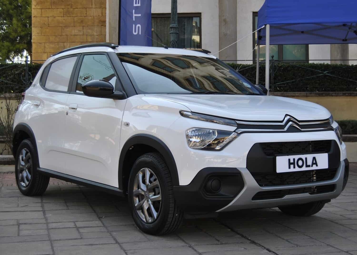 Citroën C3 dons working gloves with incoming Hola panel van