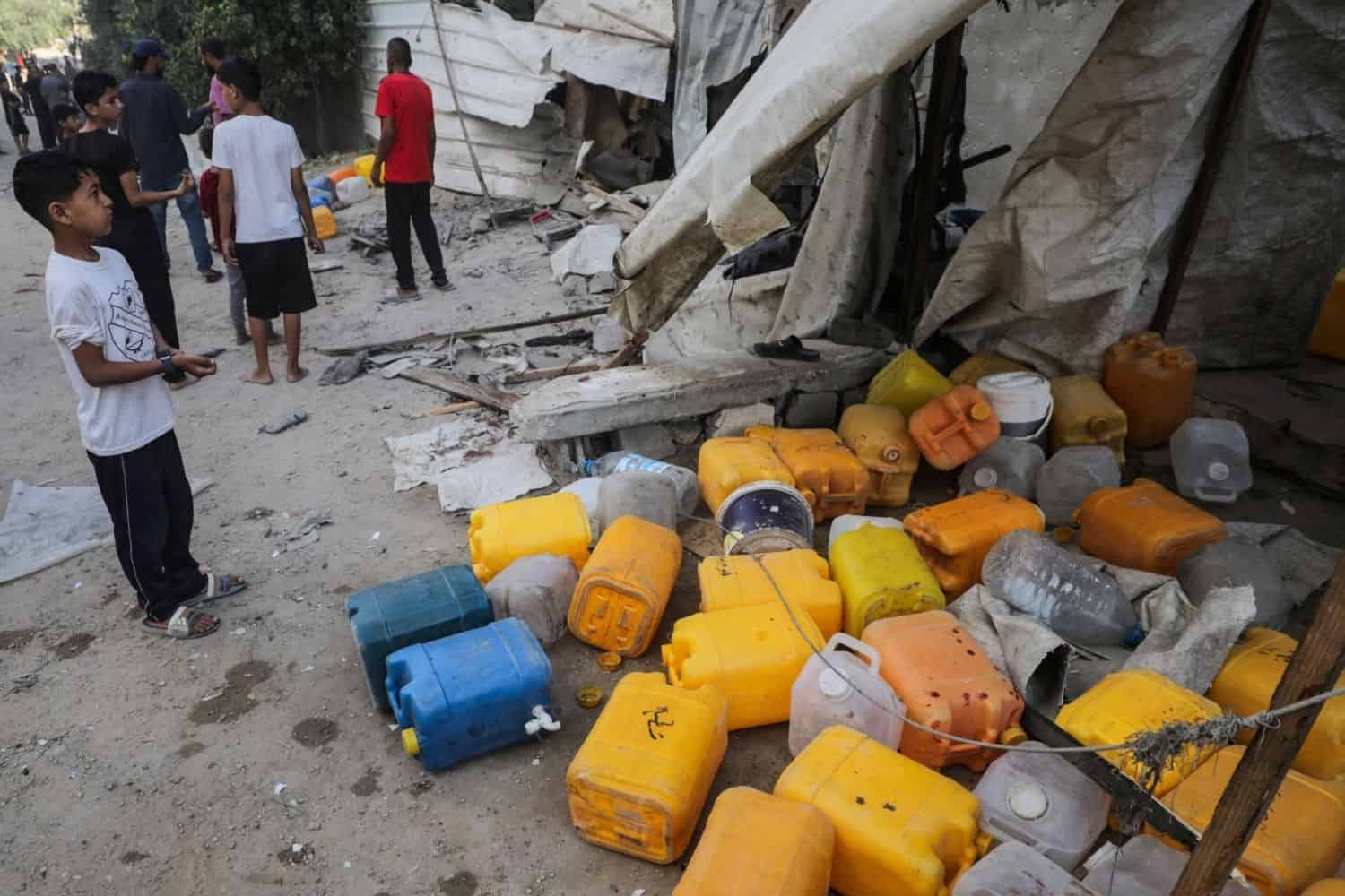 Israeli strikes kill children collecting water in Gaza