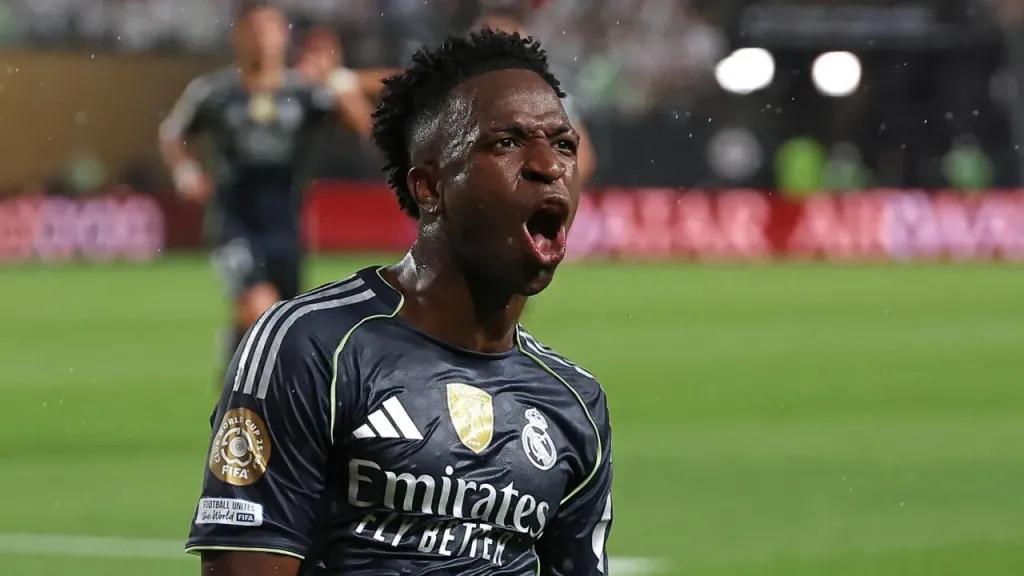 فينيسيوس يطلب المساواة بمبابي.. وريال مدريد يفكر في التضحية