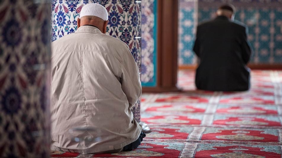 هل يجوز استخدام الهاتف والتكنولوجيا لتحديد القبلة؟.. أمين الفتوى يجيب
