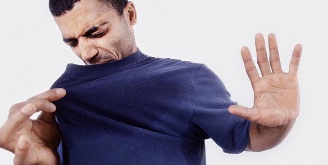 بمكونات من مطبخك .. طرق طبيعية للتخلص من بقع العرق