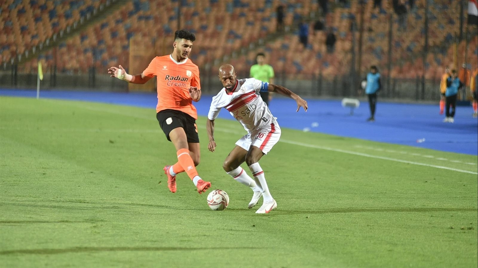 صراع القطبين يشتعل.. الزمالك يزاحم الأهلي على نجم فاركو